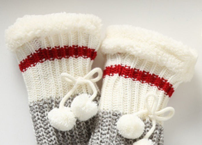 1017401-1-kuschelsocken-mit-bommeln